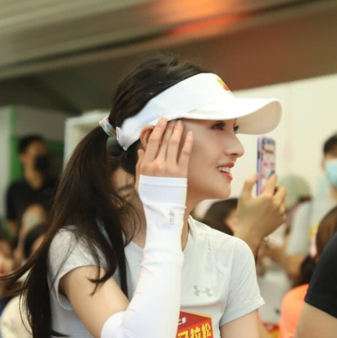 没素质吗郑爽公益活动生图暴露整容后遗症脚放椅子上引争议