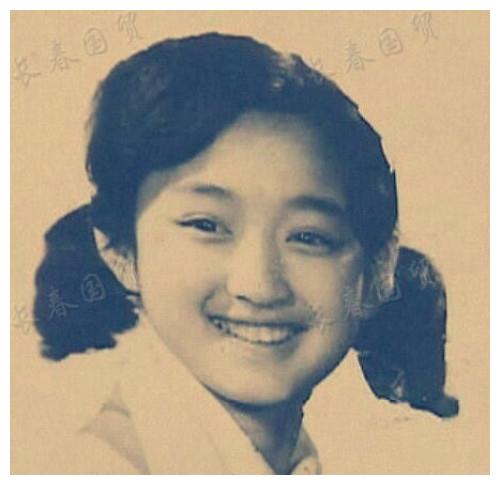 杨钰莹童年旧照曝光,清纯甜美端庄文静,从小美到大