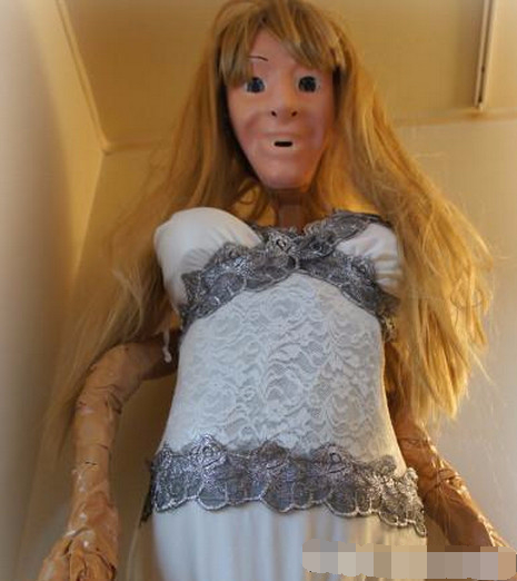 男子把浴室莲蓬头改造成女友的模样,每次洗澡时画面都很诡异