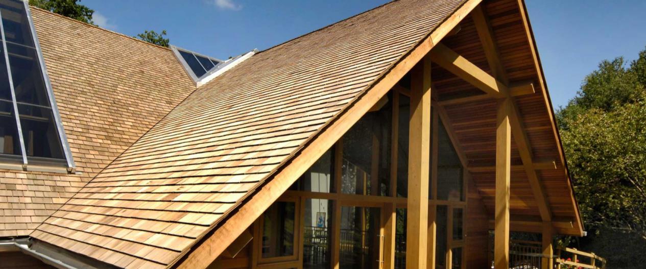 国外自建房,用木板片铺屋顶,过程麻烦工期长还不如国内铺琉璃瓦