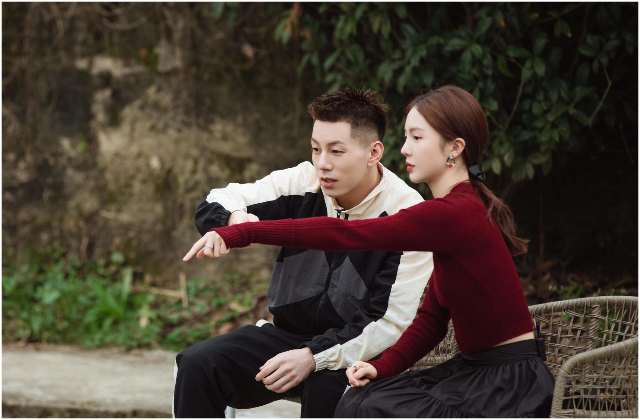 女儿3金晨卡斯柏钓鱼笑容灿烂卡斯柏为金晨披衣服贴心