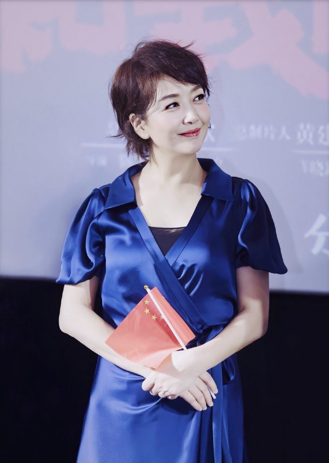 年轻时的江珊美得清新脱俗,笑起来时两个浅浅的梨涡电力十足,俘获了