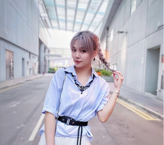 被收音师上手粗暴扯裙摆,获小6岁男友安慰|丘梓谦|麦皓儿|裙摆_新浪