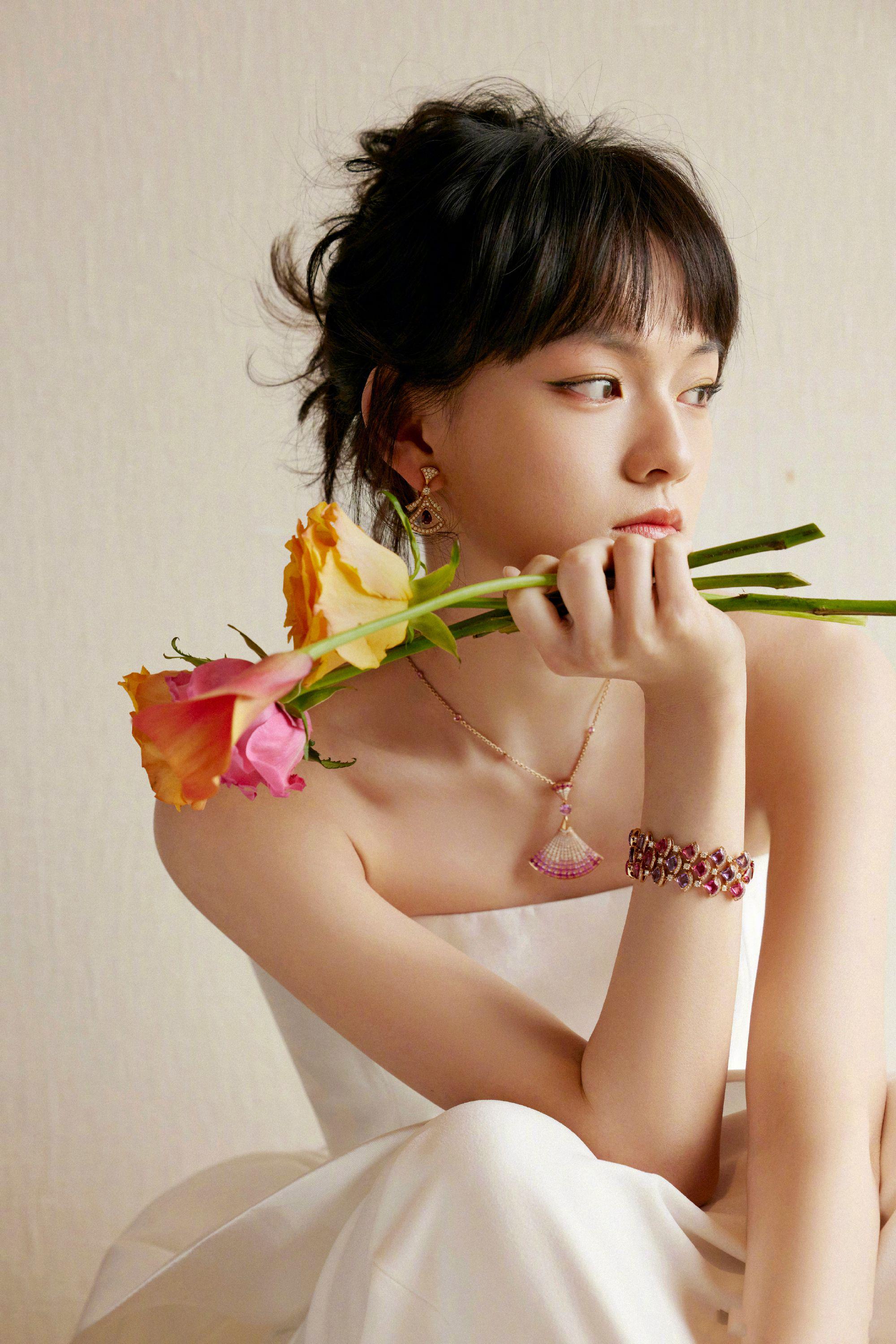 文淇今日宝格丽盛典出图,身穿白色抹胸裙搭配粉色珠宝