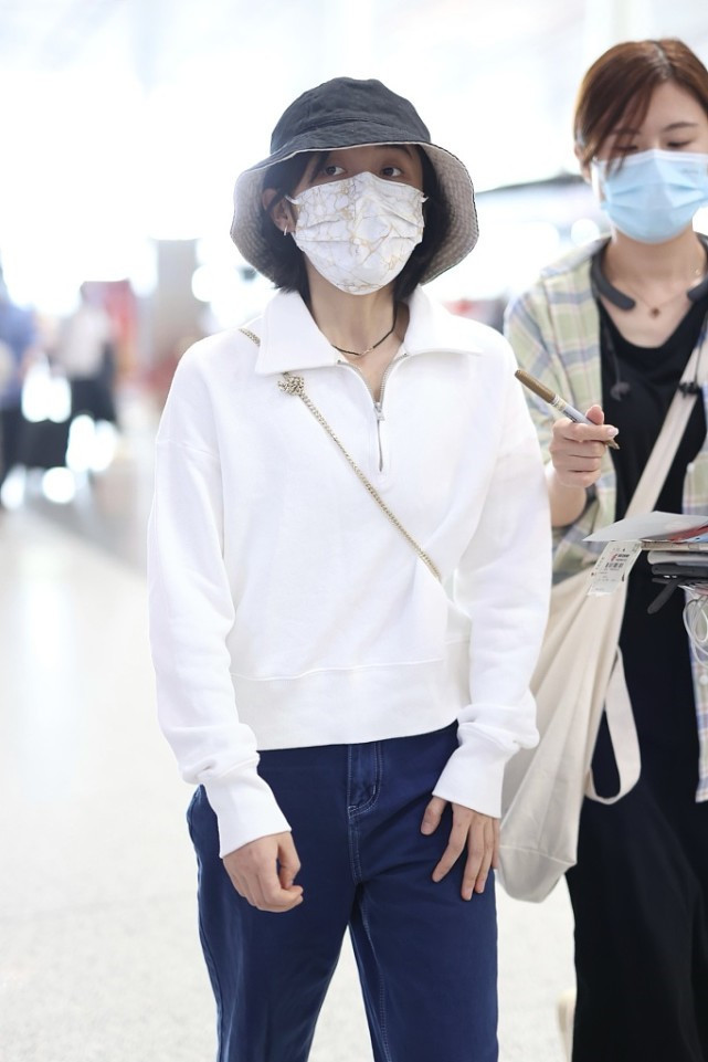 黑色的渔夫帽使得张子枫看起来颇为低调,再看到张子枫戴着一个口罩