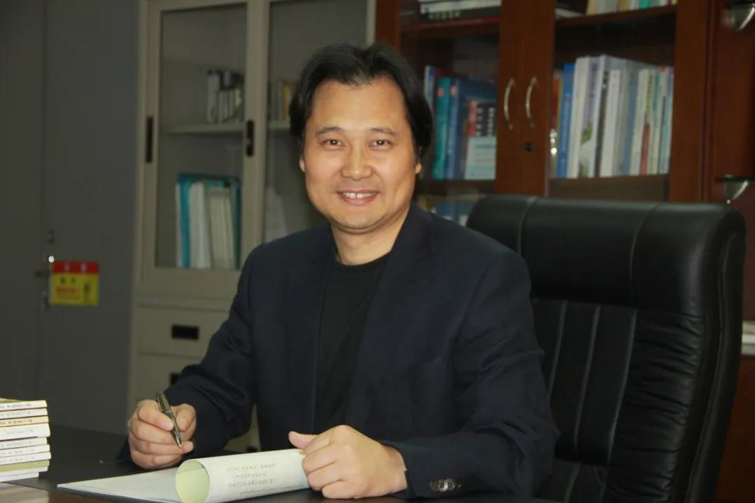 浙江理工大学服装学院院长,现任浙江理工大学服装学院院长;国家级服装