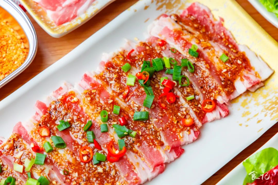 这家特色烤肉店,20年间专注现切现烤牛肉,还有美味的秘制酱料!