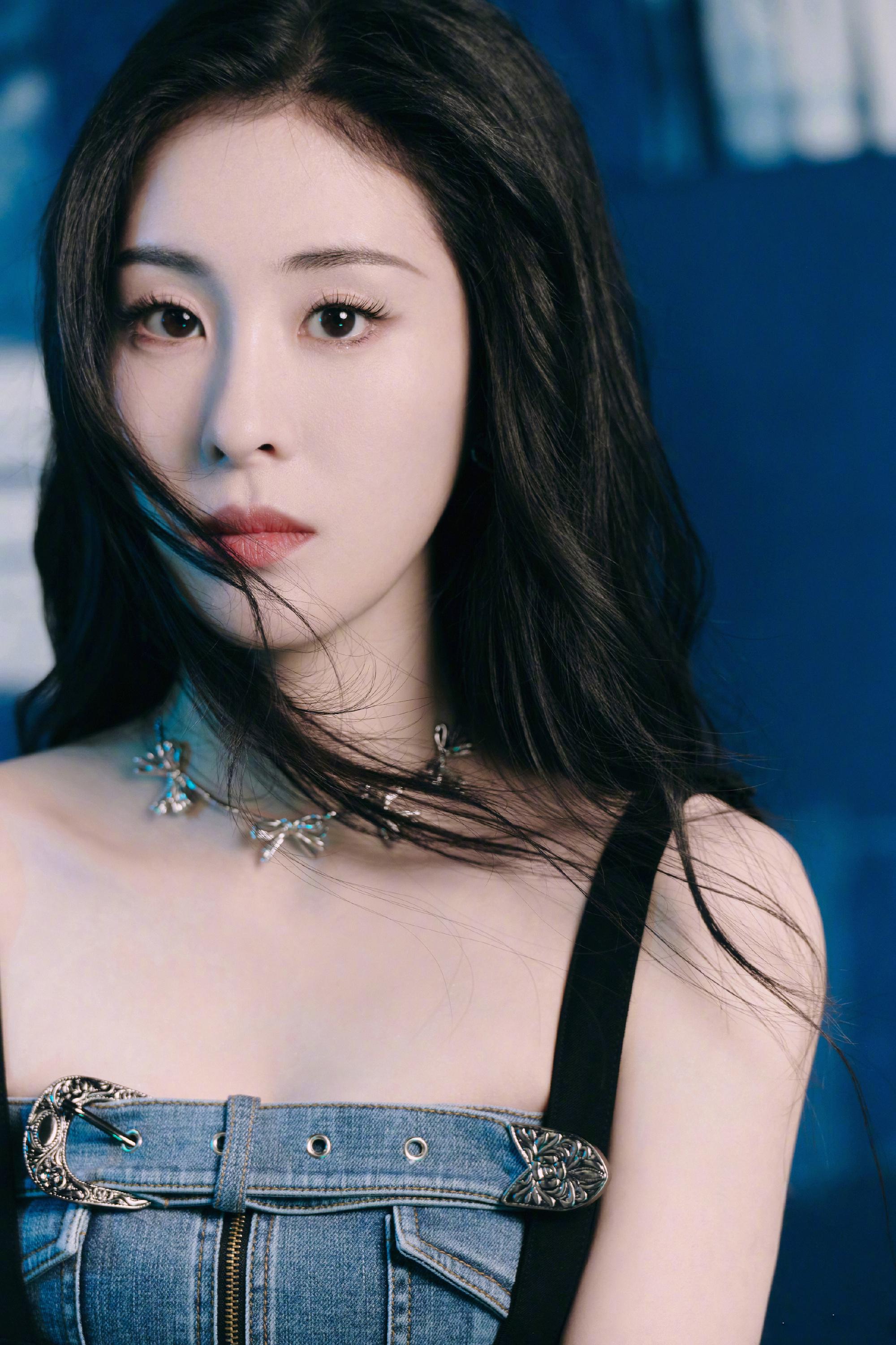 张碧晨身穿牛仔胸衣搭配设计感长裤,尽情绽放肆意姿态,率性利落