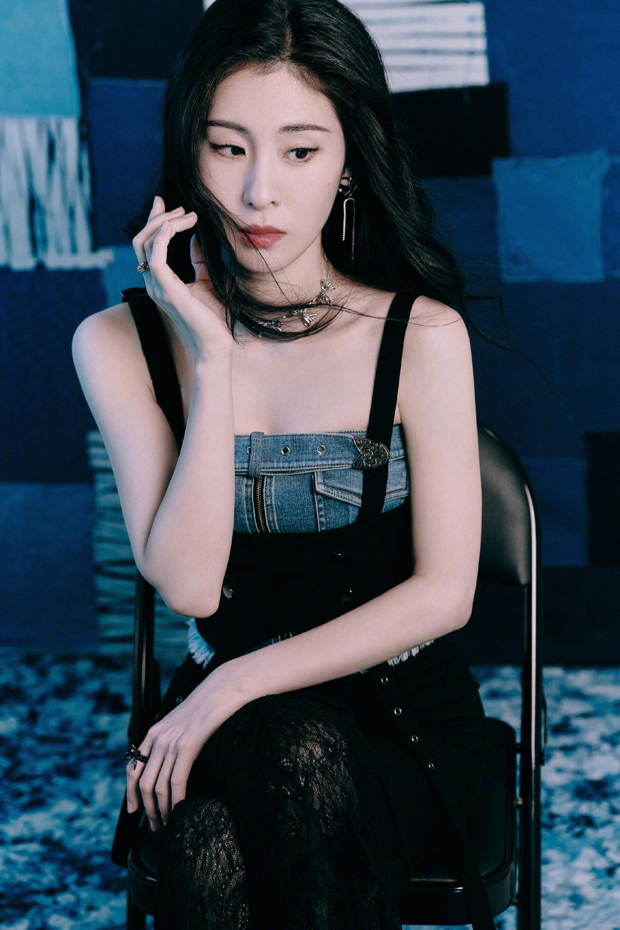 张碧晨身穿牛仔胸衣搭配设计感长裤尽情绽放肆意姿态率性利落