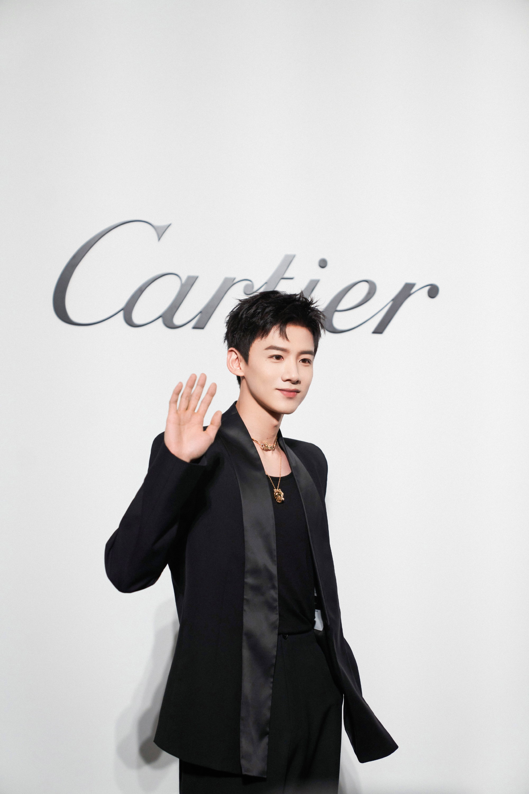 白敬亭一身黑西装亮相卡地亚活动,全黑look但丝毫不显单调