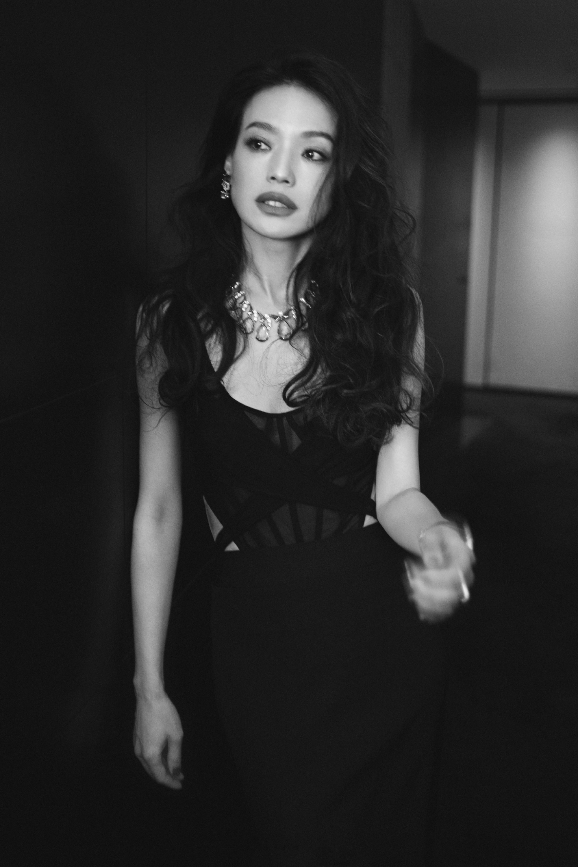 舒淇身穿黑色美人鱼礼服,搭配蓝眼泪珠宝,适配度满分气场全开_高清