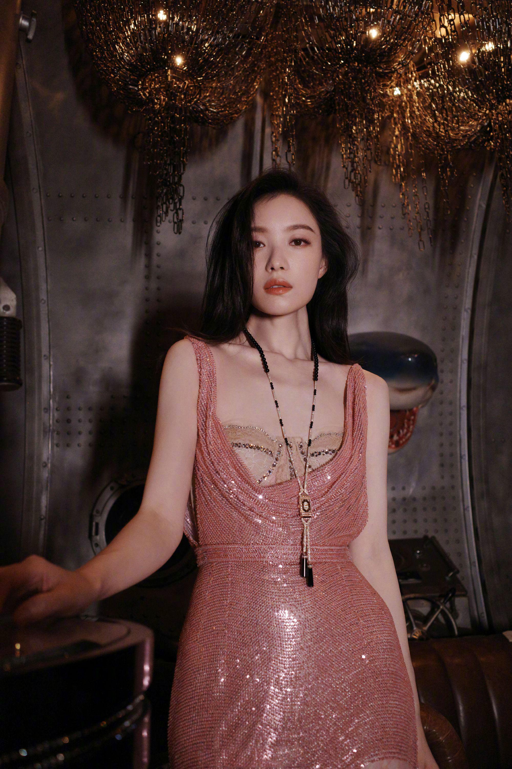 倪妮身穿gucci 定制粉色礼服裙,佩戴积家翻转系列项链表__财经头条