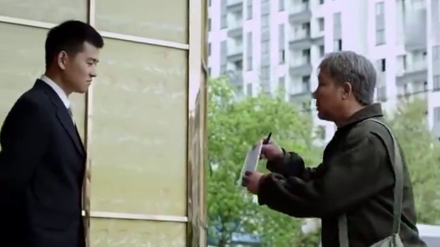 搭错车:佟林寻找肖经理未果,大熊悄悄伸援手,本上写下住址