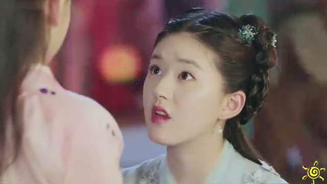 春花帮女童街上寻物,结果被上官秋月甜蜜整蛊,春花被气坏!