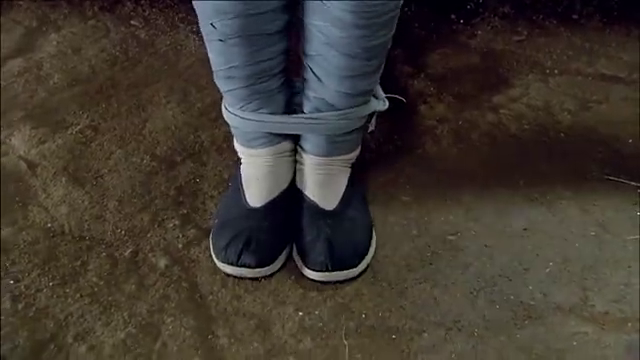 八路被五花大绑,小伙一听尖刀连有重机枪,想都没想直接给他松绑