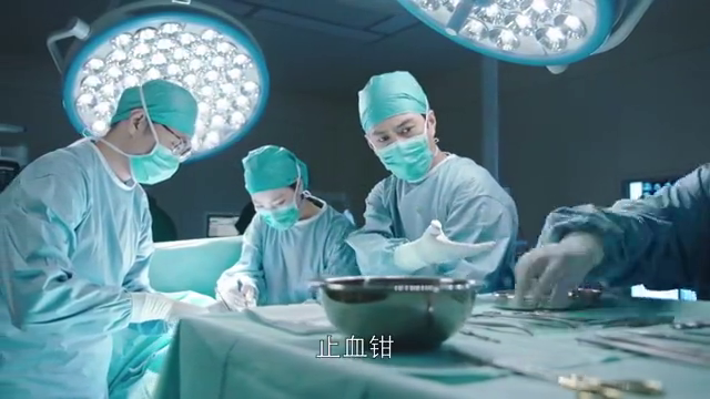 外科风云:庄恕在进行手术,患者女儿在外焦急等待