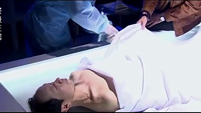 法医正在尸检,很快发现死者手上的伤有问题,立刻疏散整栋楼人员