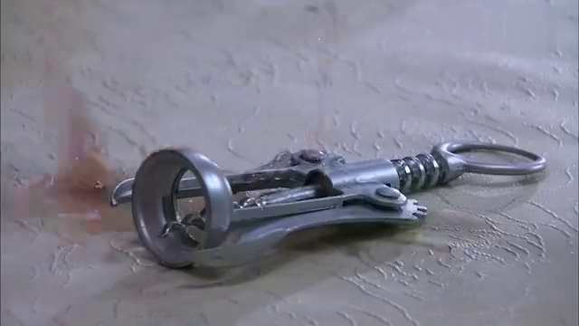 错伏: 云朵知道小野躲在柜子里,大叫引来信子,故意让他难堪