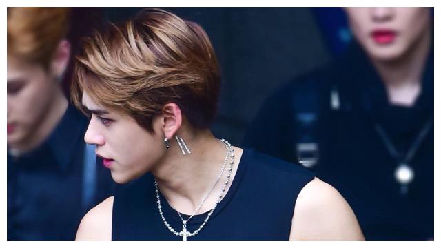 按理说黄旭熙也是成年人了,只要不是在公共场合禁烟区抽烟,也不算是