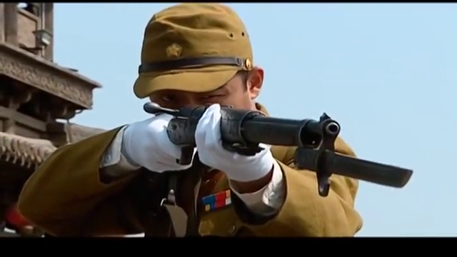 鬼子举枪射杀同胞,汉奸一旁溜须拍马,太君:你不伤心?