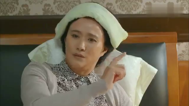 公司高层正在开会,居委会大妈突然闯入想参加高层会议