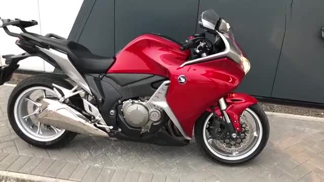 实拍本田vfr1200f,红标本田的质感不是盖的!