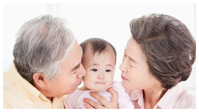 孩子3岁前，跟妈妈睡和跟老人睡差别大，家长别不当回事休闲区蓝鸢梦想 - Www.slyday.coM