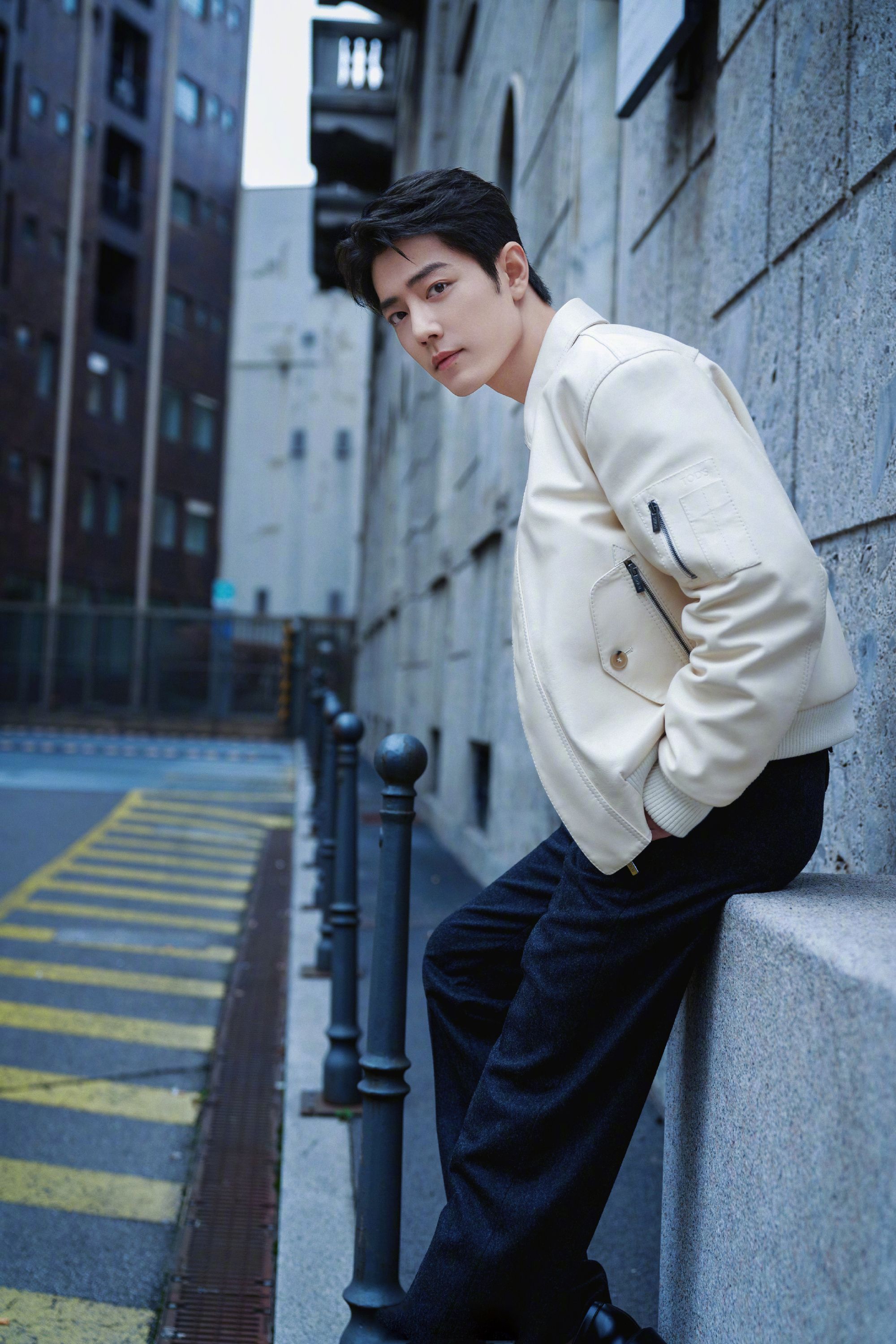 肖战第一套看秀造型来喽～米白色夹克搭配黑色长裤