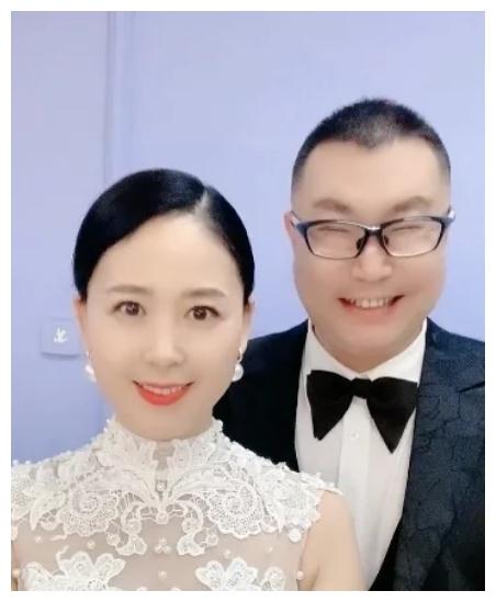 歌手尹相杰和老婆补办婚纱照,老婆精心打扮补办婚纱.