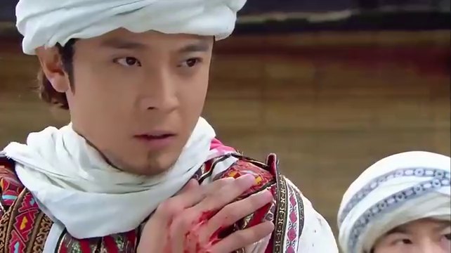 新还珠格格:几人不打不相识,麦尔丹受重伤被几人抬回客房疗伤