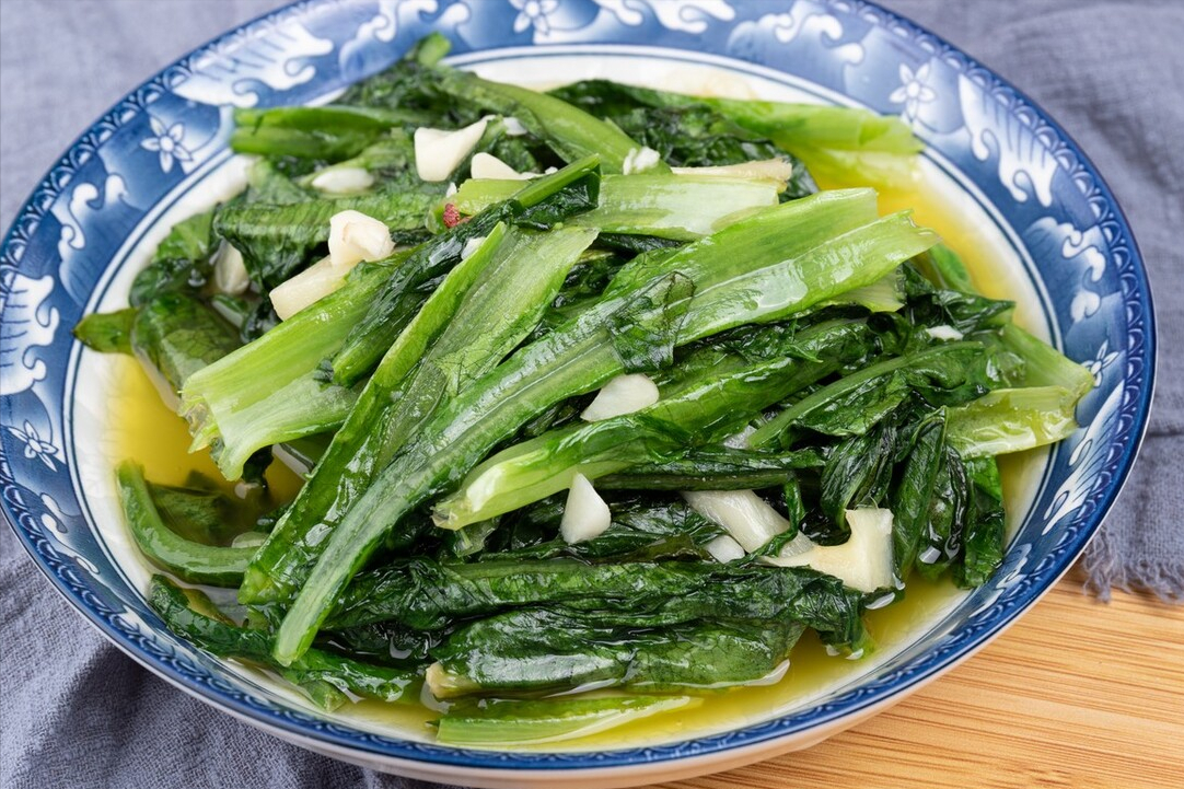 蒜蓉油麦菜,直接下锅就错了,多做2步,清脆爽口,不变色不发黑