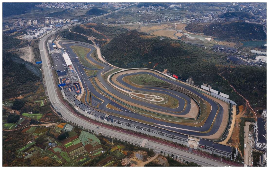 本站的贵州骏驰国际赛车场是国内首个集场地赛道和跨界拉力赛道一体的