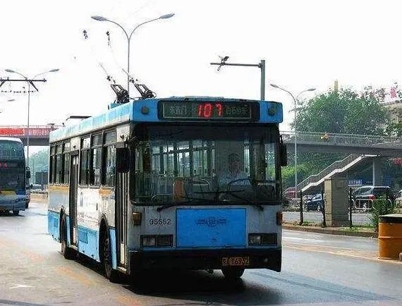 赵雷唱响北京鼓楼当107路再次经过时间是带走青春的电车