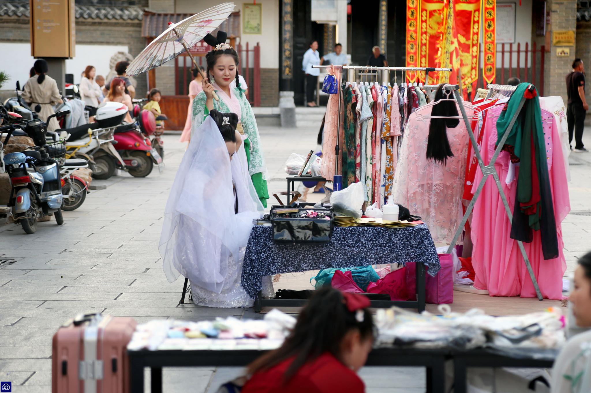 河南鹤壁浚县古城火了,特别是古风集市,一到周末,很多人都会身着古装