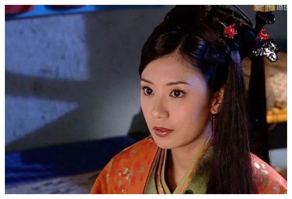 成一个没有心机的傻白甜,跟赵文卓饰演的李君羡有一段凄美的爱情故事