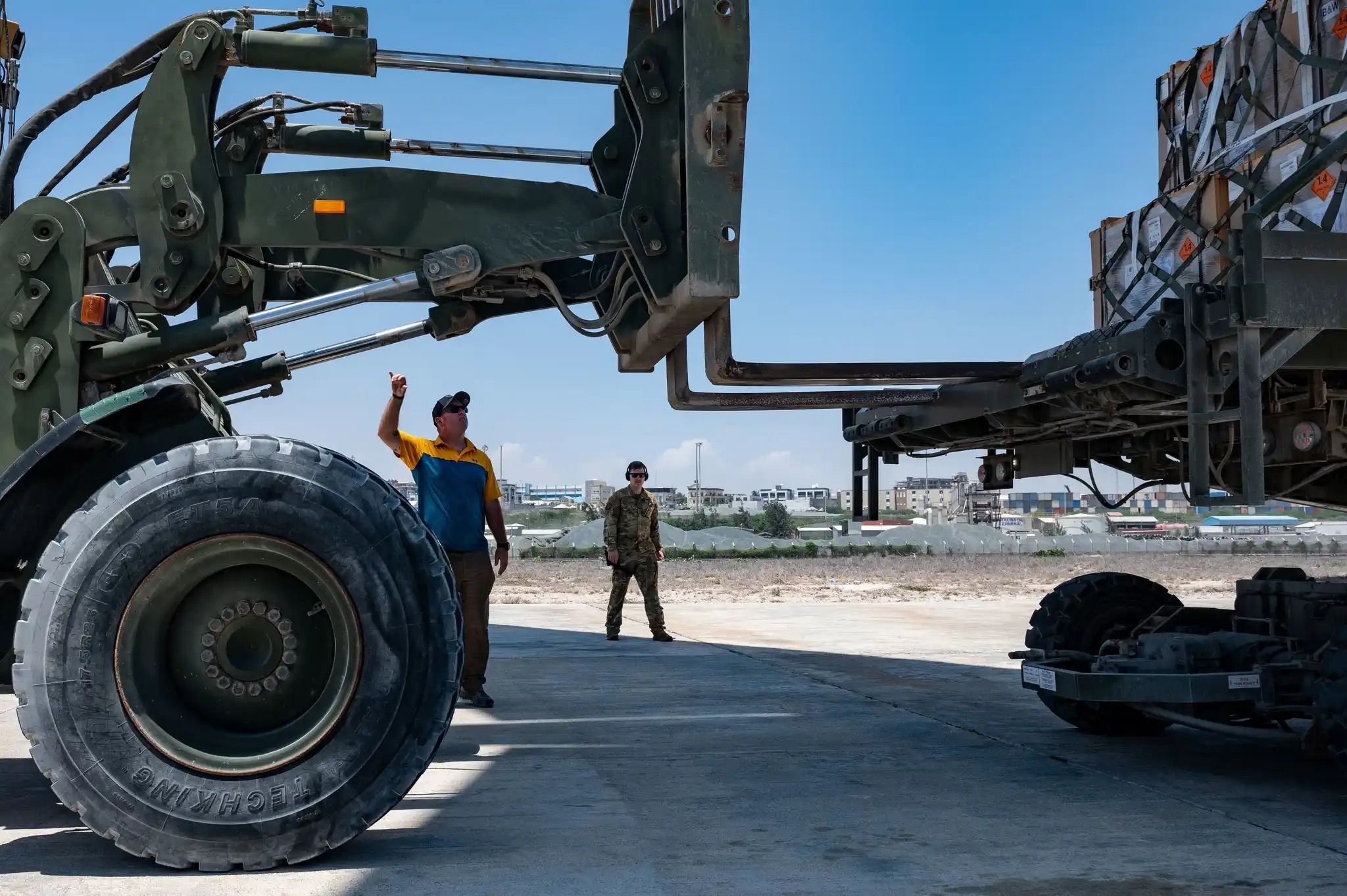 组图:美国空军为索马里送去反恐装备|索马里|美国空军|反恐_新浪新闻