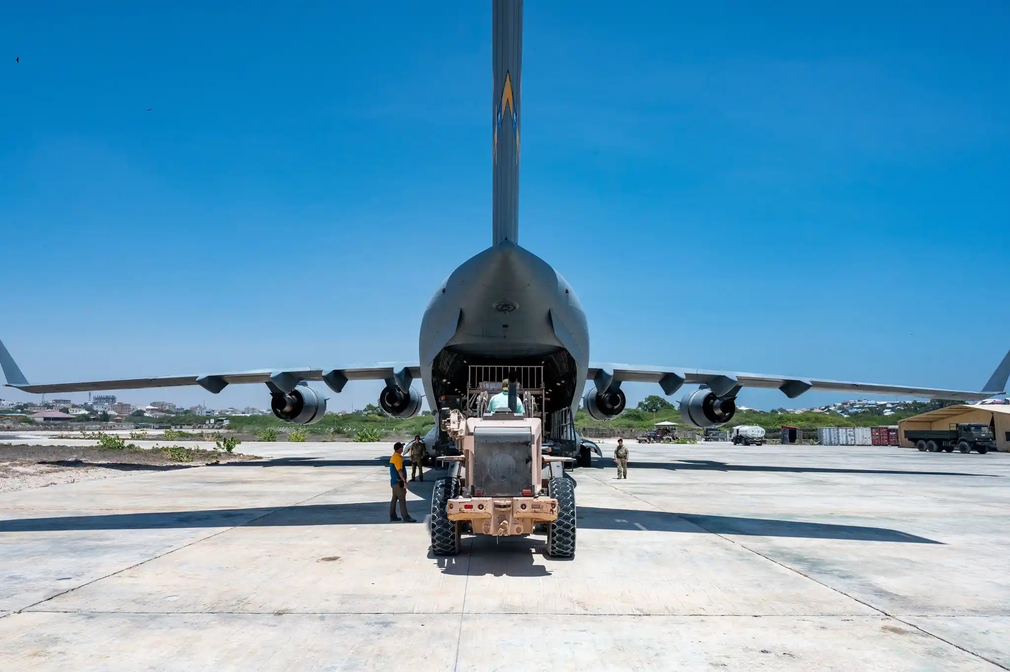 组图:美国空军为索马里送去反恐装备|索马里|美国空军|反恐_新浪新闻