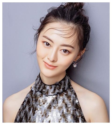 陈格长得非常漂亮,天生一副明星相,和李念长得非常像,经常被认错,而她