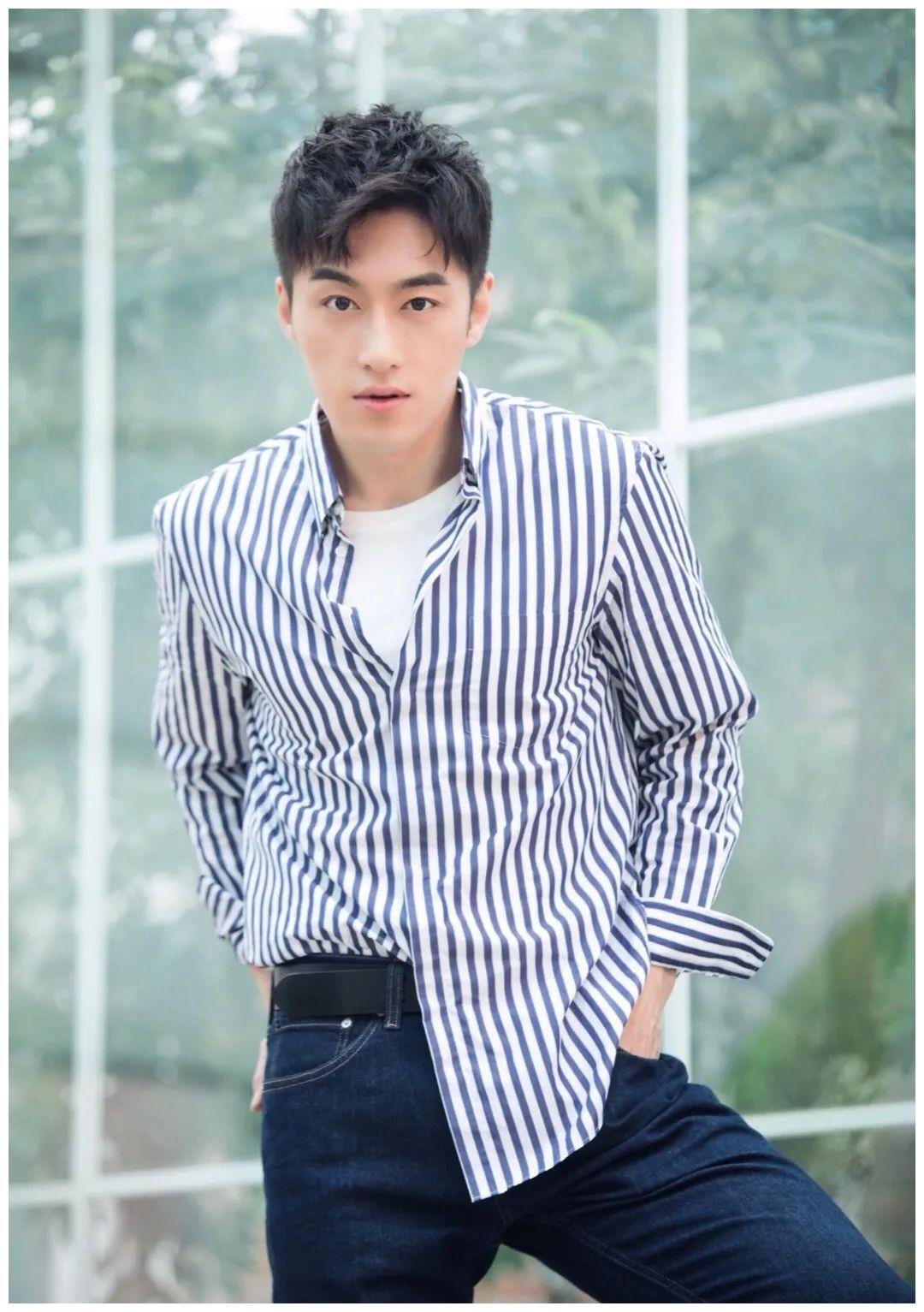 身高182八块腹肌颜值与才华兼具的肌肉男神