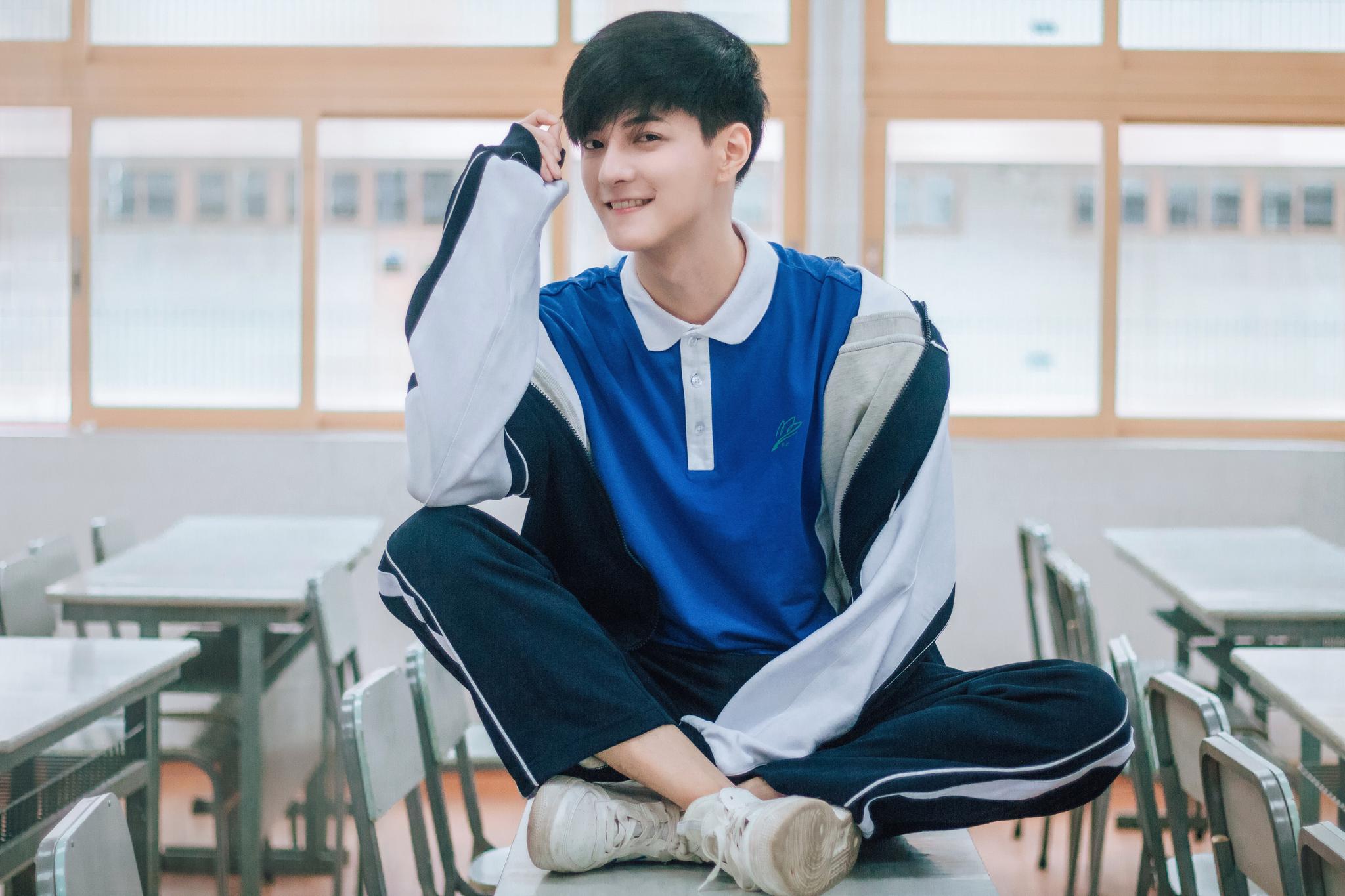 演员李梵诚校园写真曝光 重返学生青涩时光