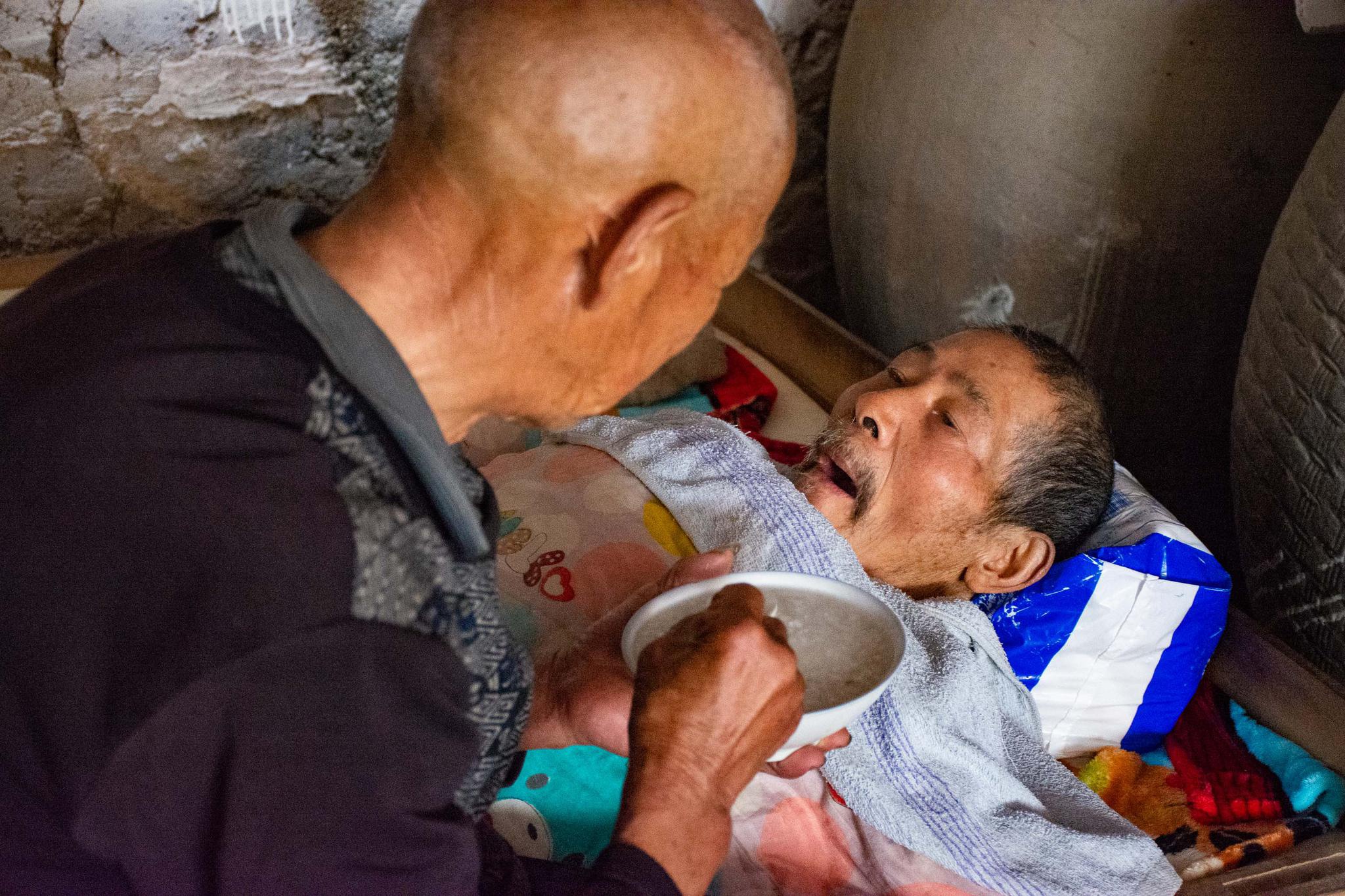 八旬老汉雇用七旬老人当保姆,同吃同住五百天,每月护理费一千元