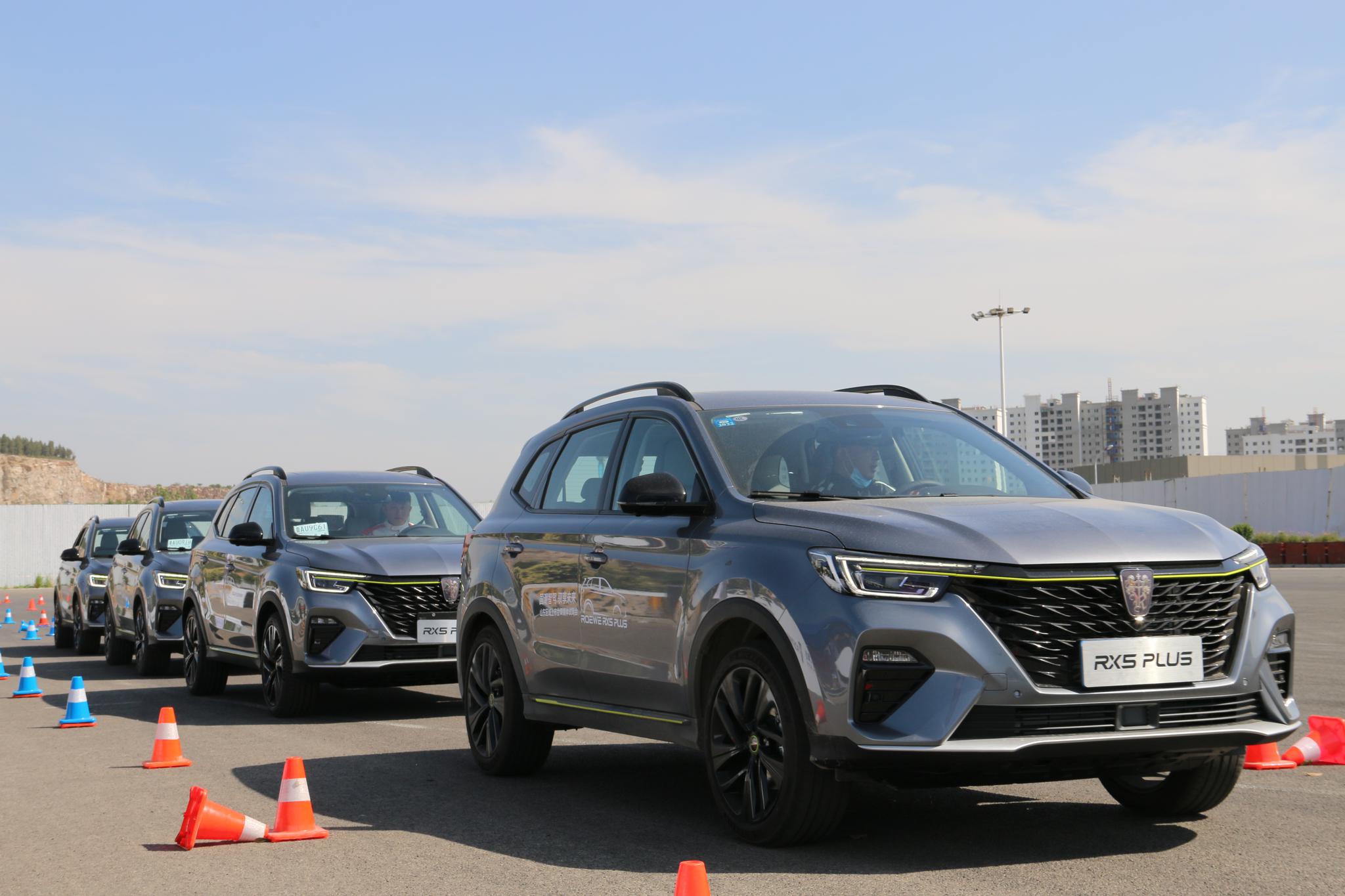 荣威品牌资深销售总监生动讲解了荣威rx5 plus的领潮优势,并公布rx5