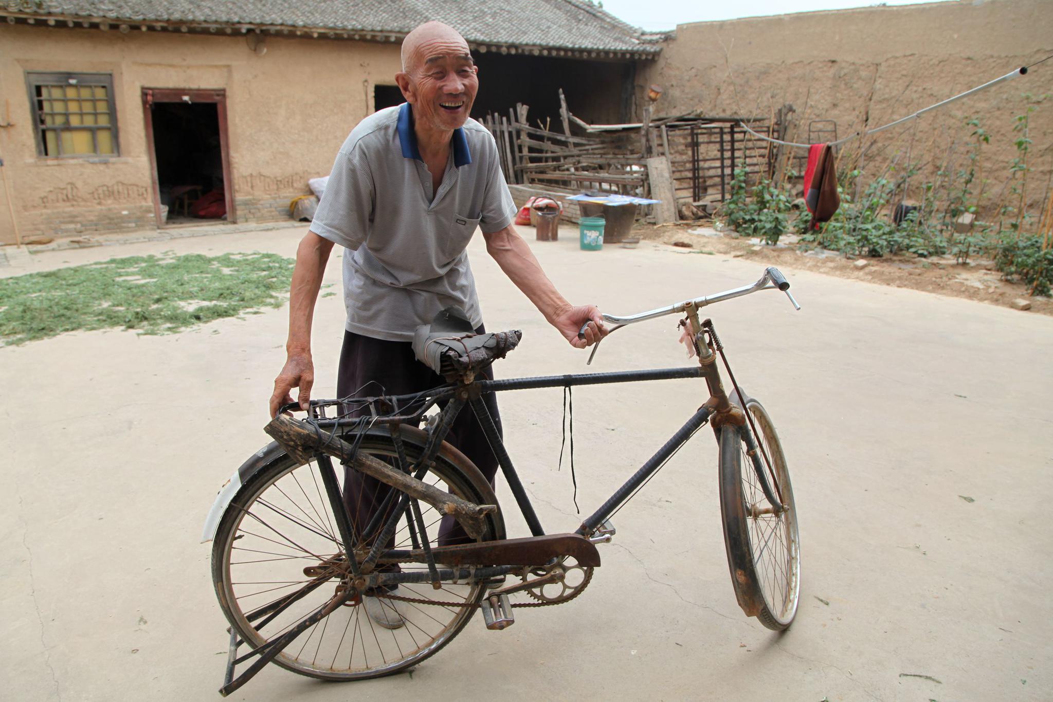 7旬农村老人1辆"洋车"用了30年,破烂不堪也不丢,背后故事感人