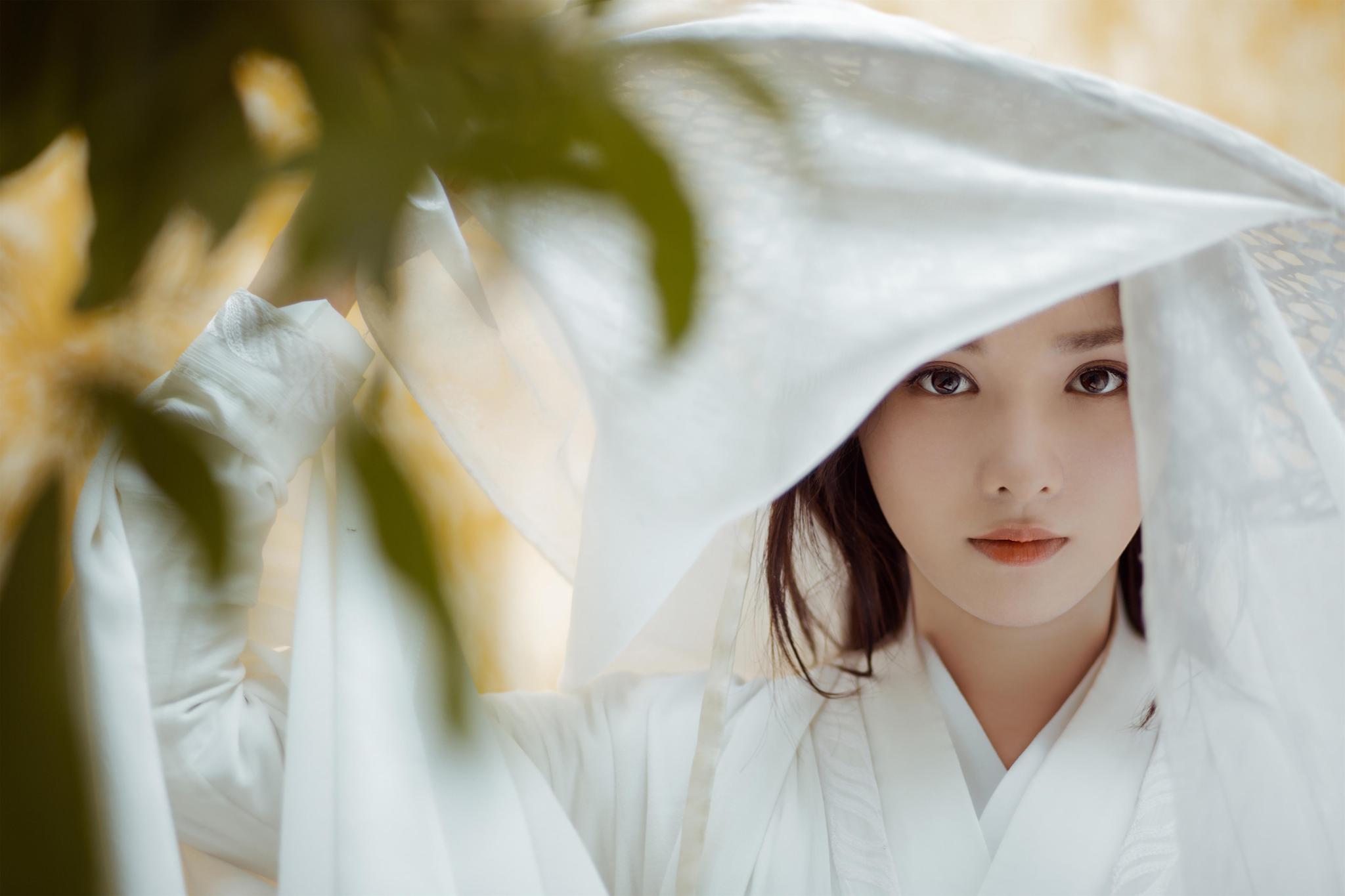 彭小苒白衣古风写真释出 化身林间女侠 清冷飒气|白衣|写真|化身_新浪