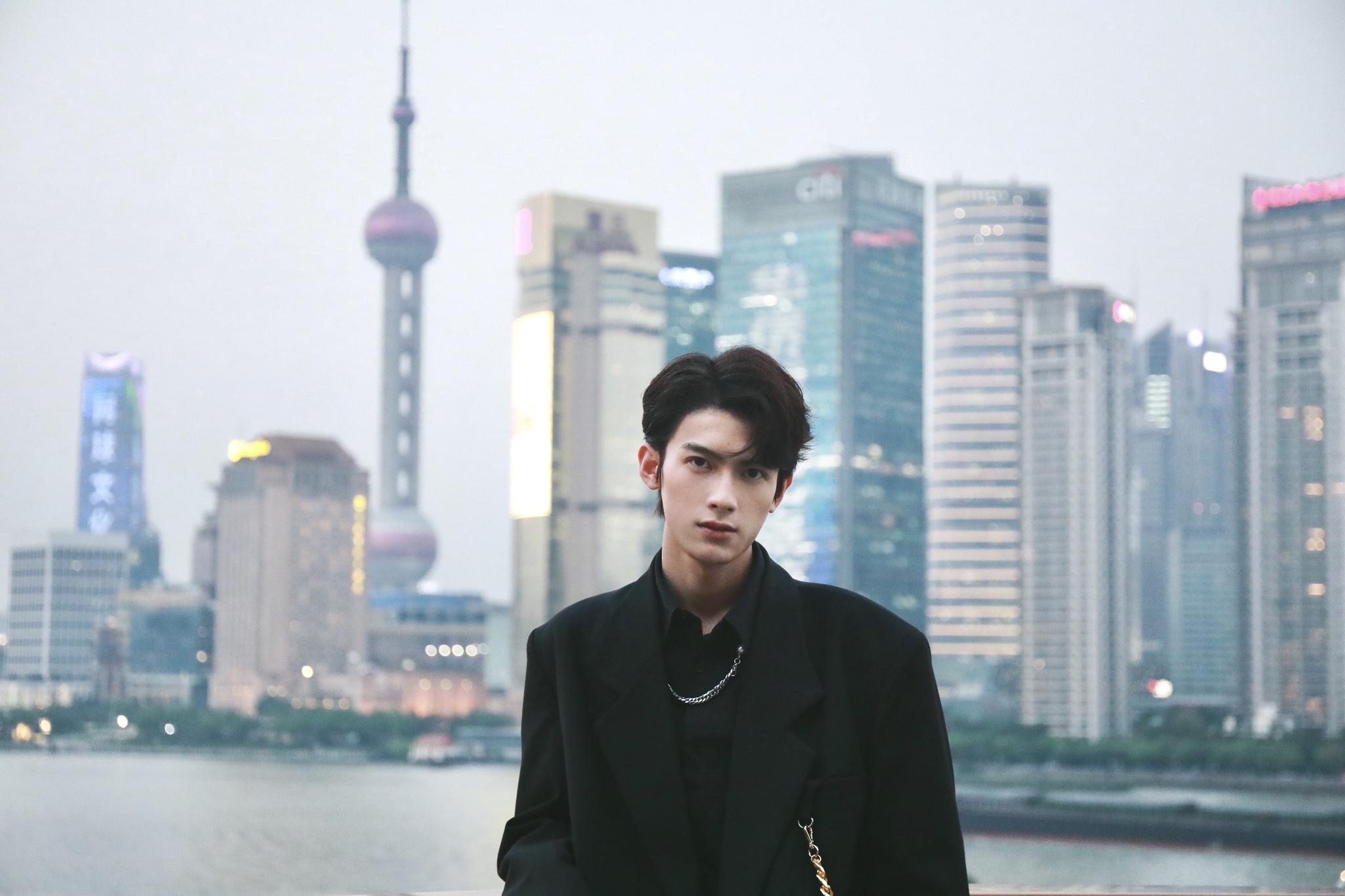 陈鹤一黑西装亮相品牌发布会尽显精致摩登格调