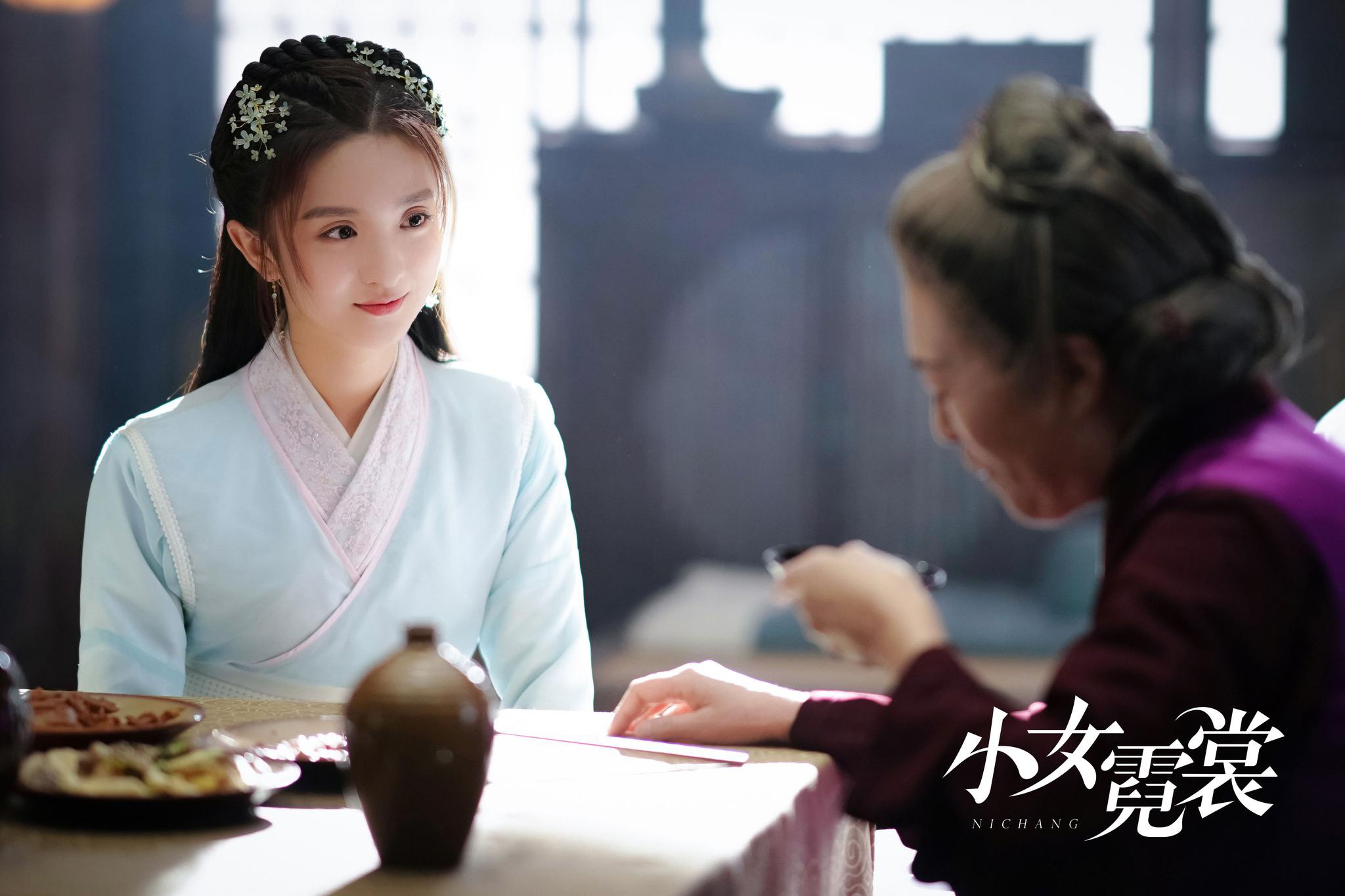 厉嘉琪小女霓裳开播古装造型可爱上演甜笑杀