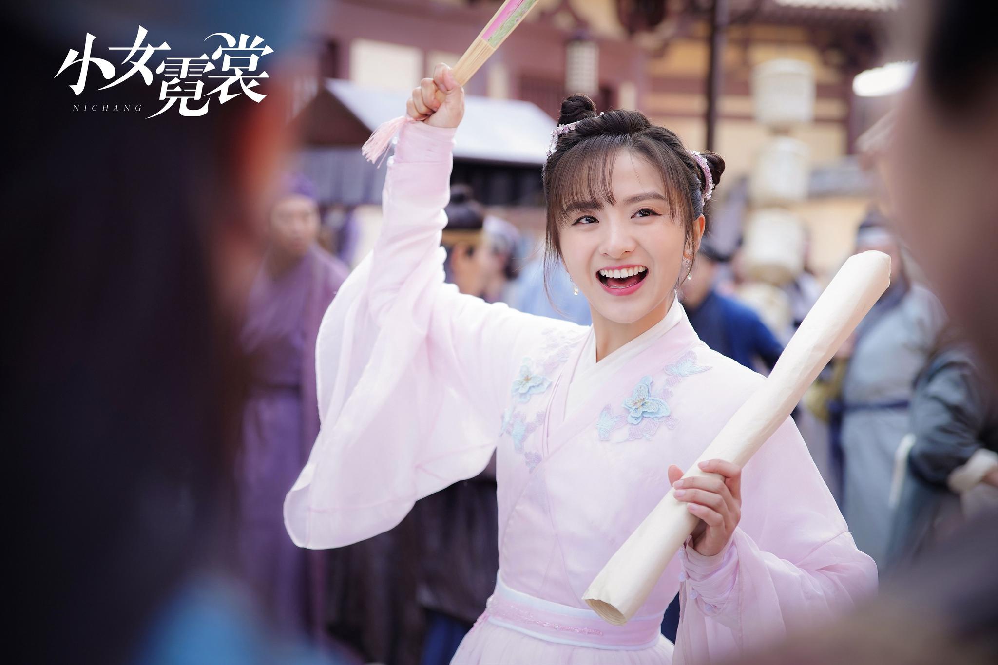 厉嘉琪小女霓裳开播古装造型可爱上演甜笑杀