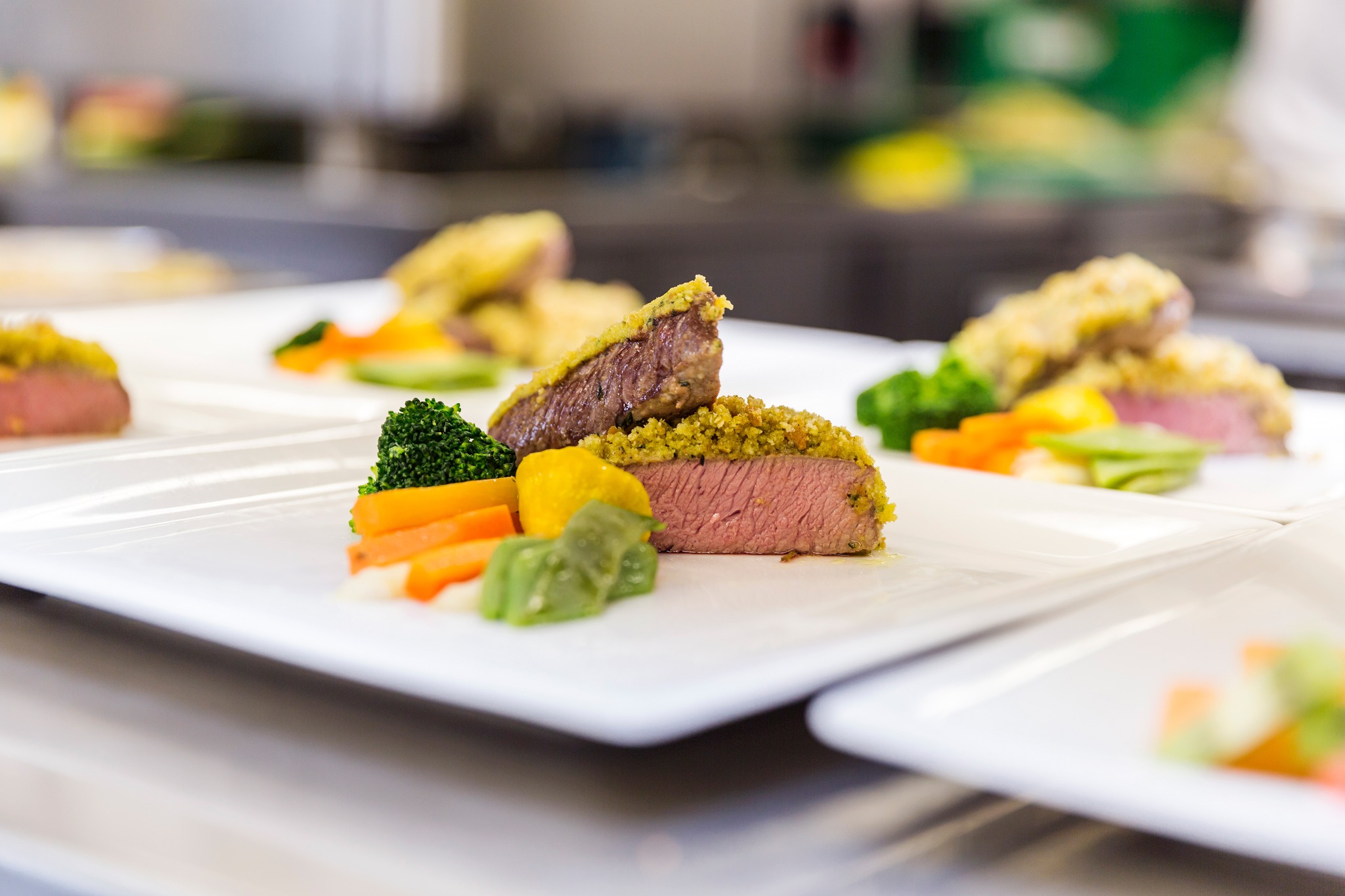 用瑞士品质酒店的缤纷美食体验,点亮你的舒适假日生活