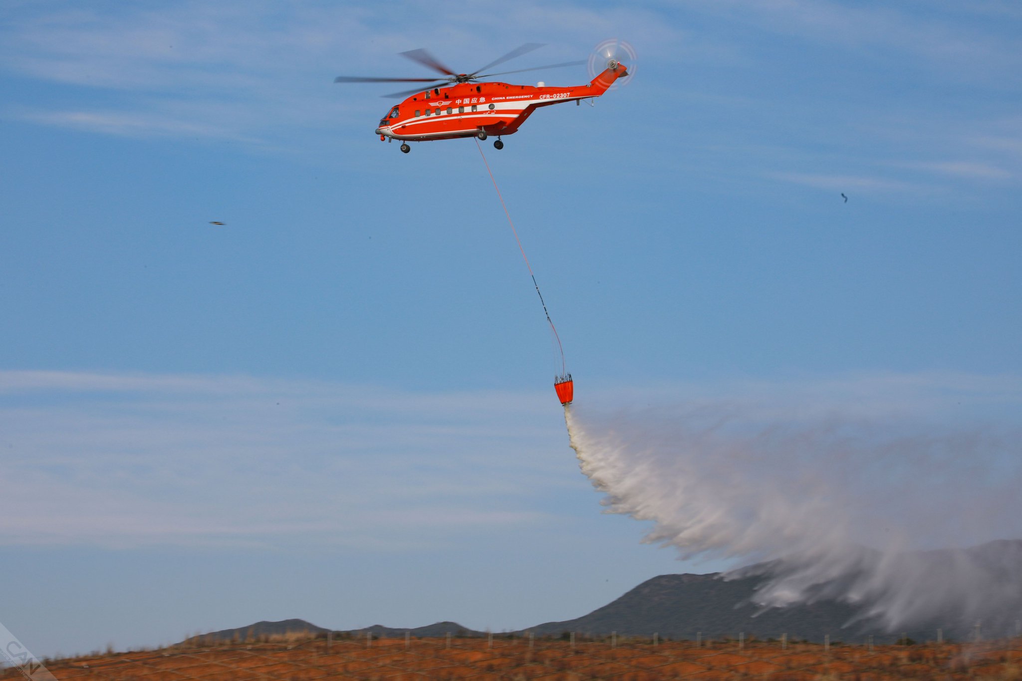 昆明航空救援支队严密组织"直升机 吊桶灭火"飞行训练昆明航空救援