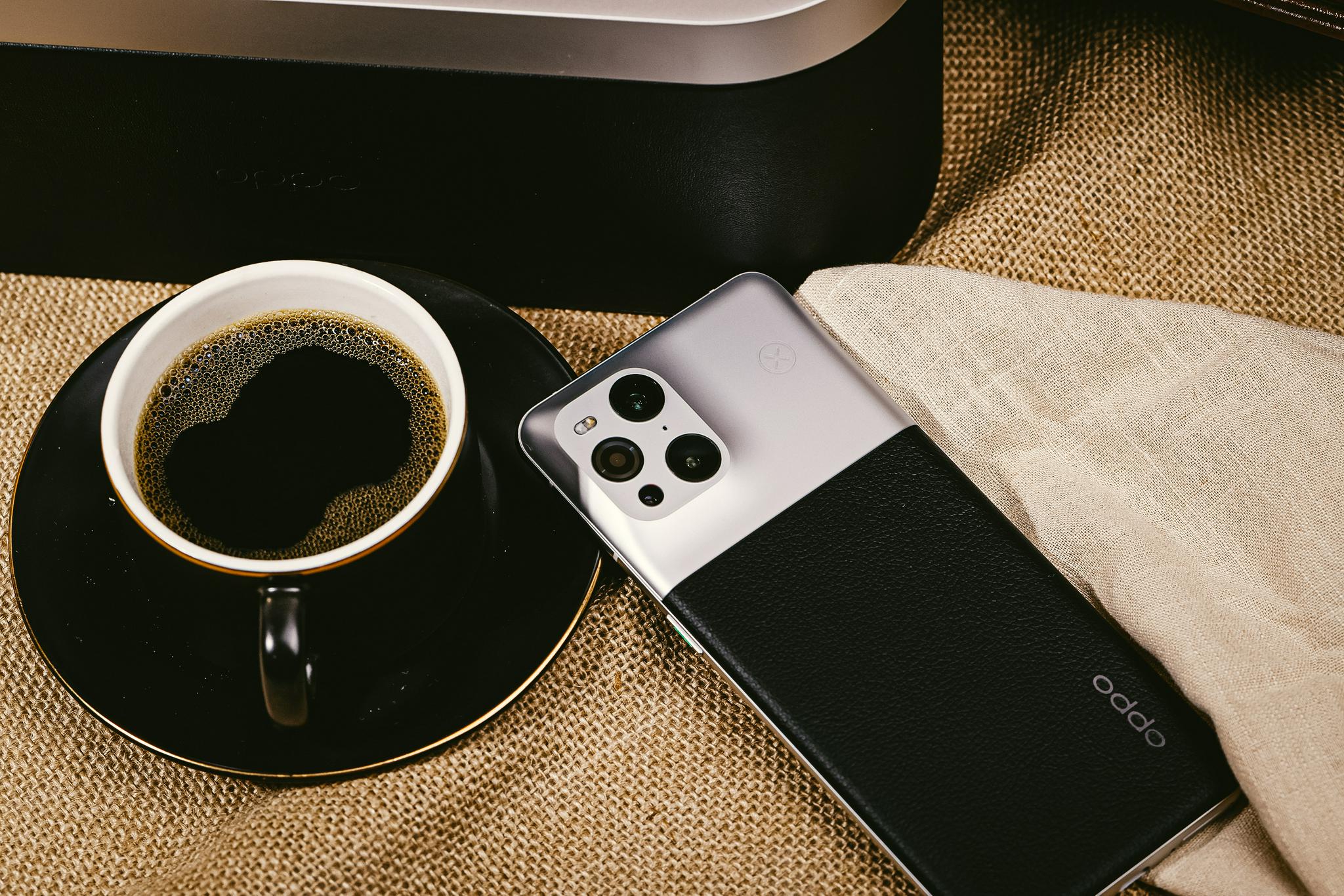 复古蒙皮还有专属礼盒 oppo find x3 pro摄影师版图赏__财经头条